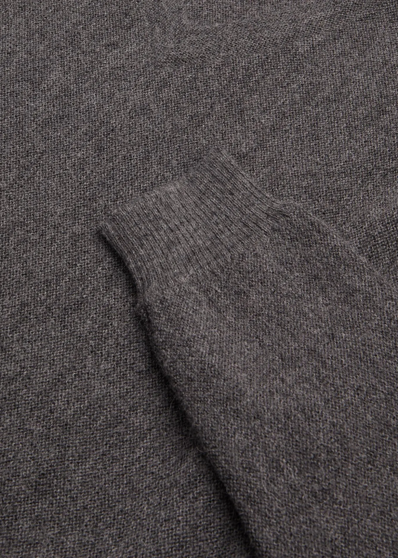 classic_alpaca_links_vnec_1-6.webp Classic Alpaca Links V-Neck Sweater