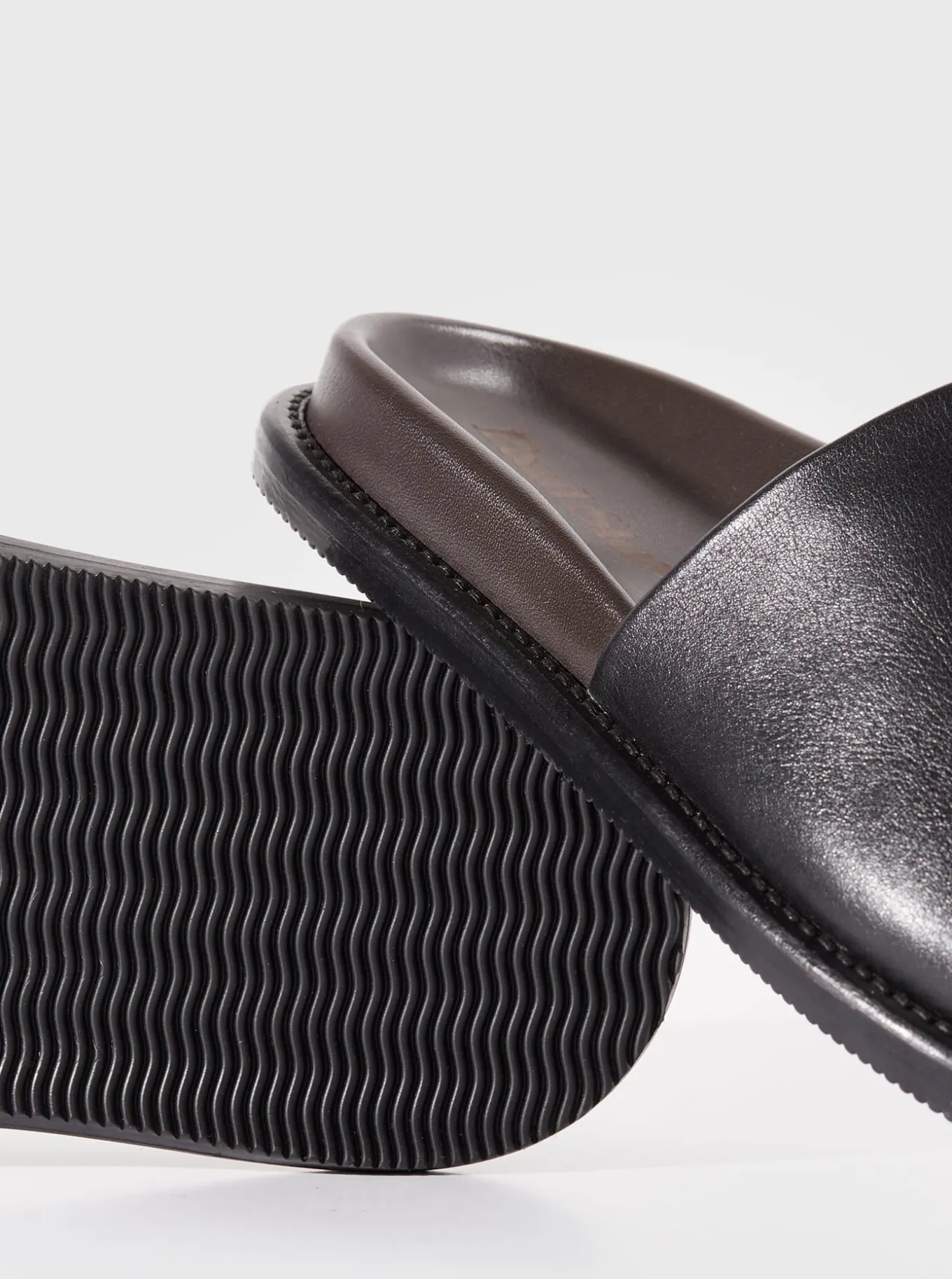 palma_leather_slide_5.webp Palma Leather Slide