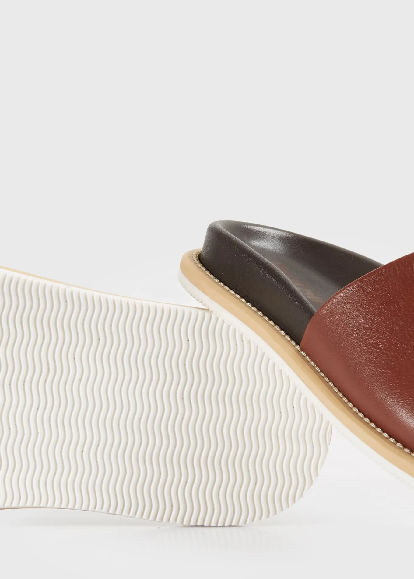 palma_leather_slide_6.webp Palma Leather Slide