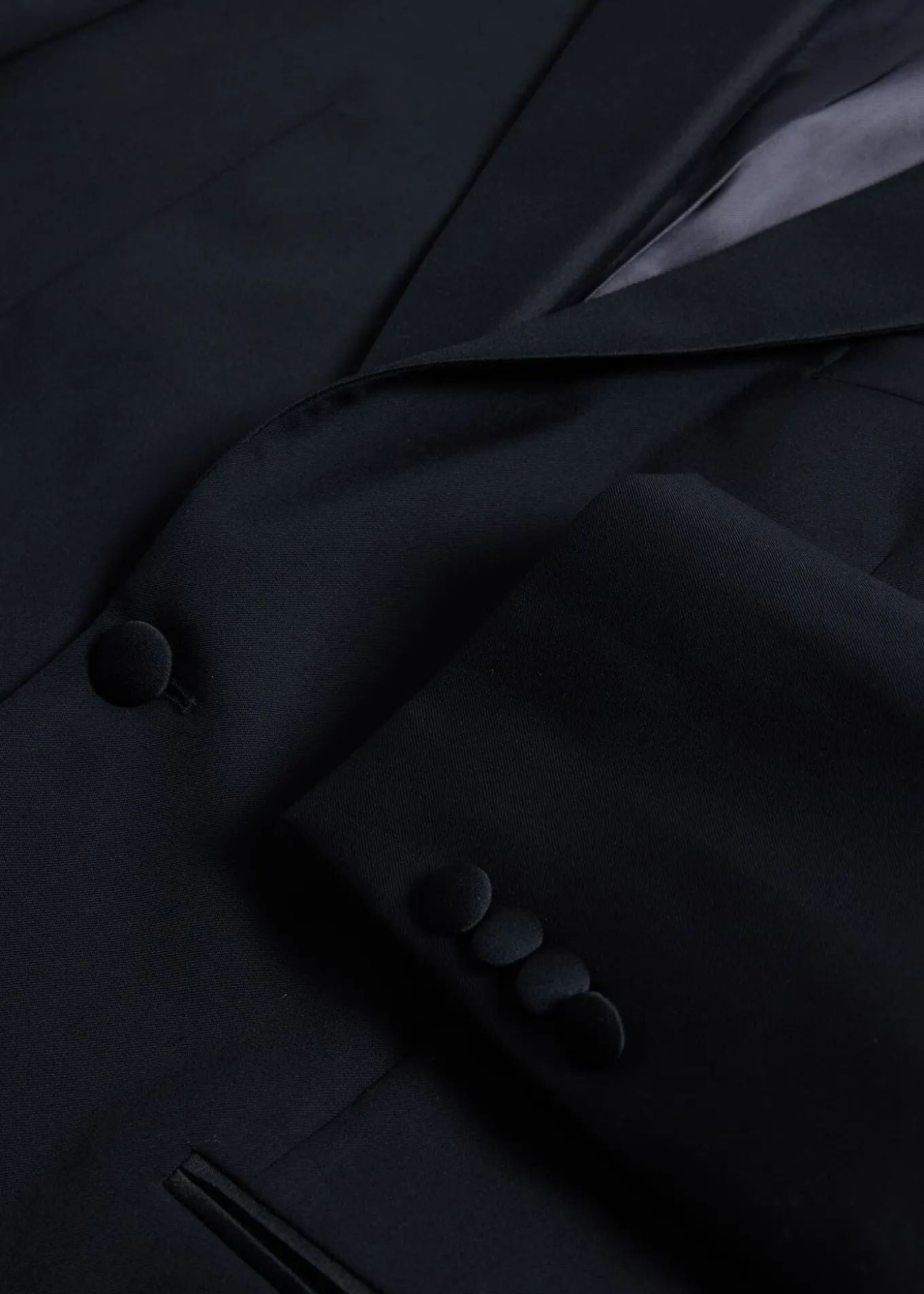 peak_lapel_tuxedo_2.webp Peak Lapel Tuxedo