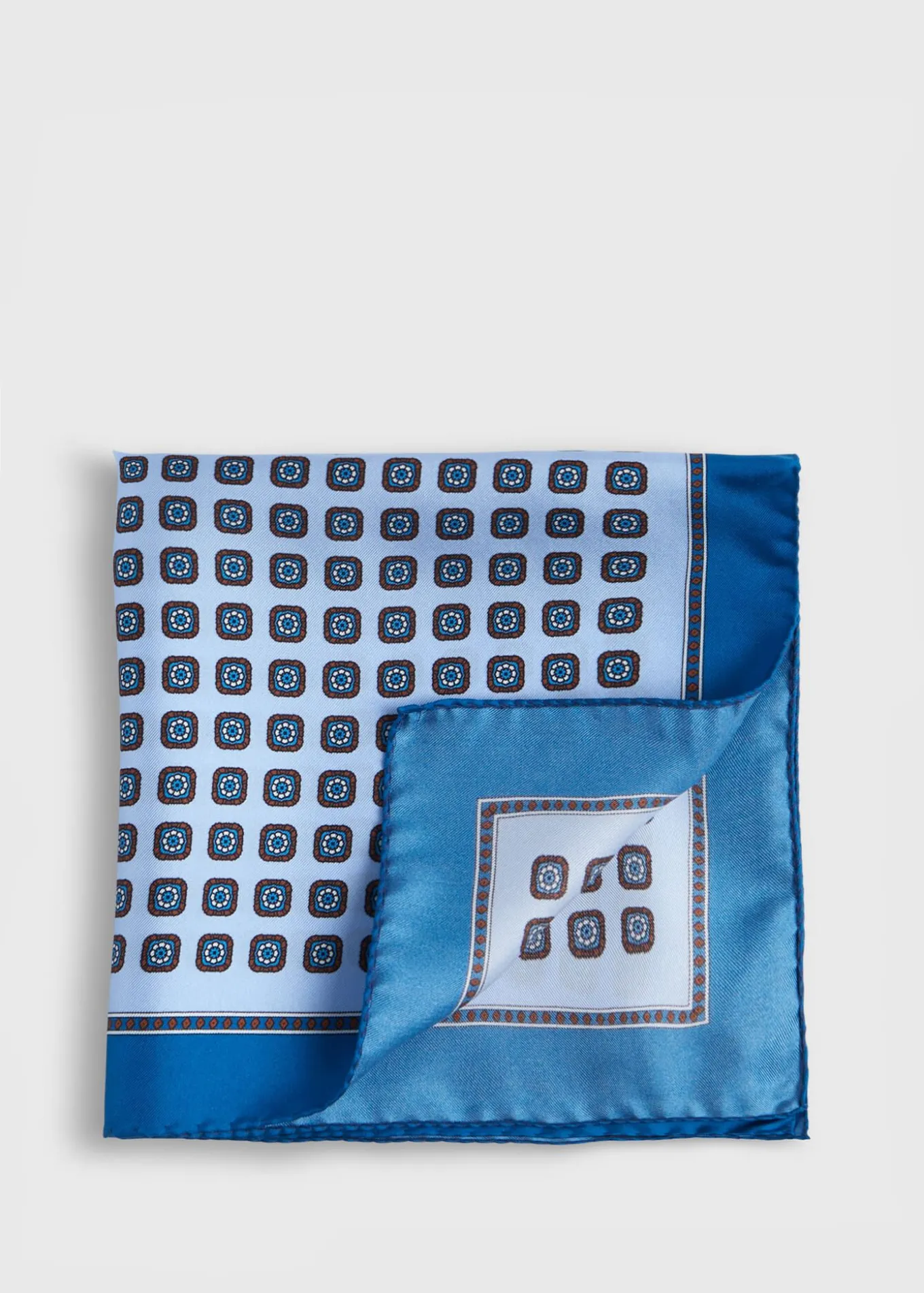 silk_small_medallion_pock_0-1.webp Silk Small Medallion Pocket Square